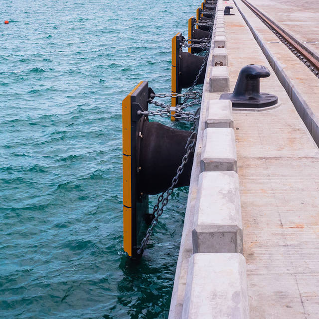 Foto: Amarinj/ stock.adobe.com Fender aus orangefarbenem PE-UHMW von Murdotec Kunststoffe garantieren im Offshore- und Hafenbau auch optischen Schutz