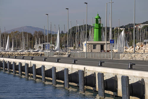 Fender aus orangefarbenem PE-UHMW von Murdotec Kunststoffe garantieren im Offshore- und Hafenbau auch optischen Schutz